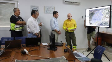 El presidente de la Junta de Andalucia Juanma Moreno es informado de las &uacute;ltimas novedades sobre el incendio de Los Gallardos a su llegada al Puesto de mando en el parque de bomberos de la localidad almeriense de Turre