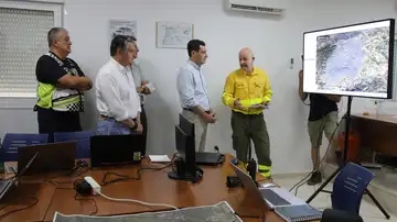El presidente de la Junta de Andalucia Juanma Moreno es informado de las últimas novedades sobre el incendio de Los Gallardos a su llegada al Puesto de mando en el parque de bomberos de la localidad almeriense de Turre El presidente de la Junta de Andalucia Juanma Moreno es informado de las últimas novedades sobre el incendio de Los Gallardos a su llegada al Puesto de mando en el parque de bomberos de la localidad almeriense de Turre