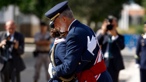 El abrazo entre la princesa Leonor y el rey Felipe
