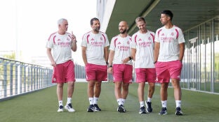 Mourinho acompa&ntilde;ado de su cuerpo t&eacute;cnico