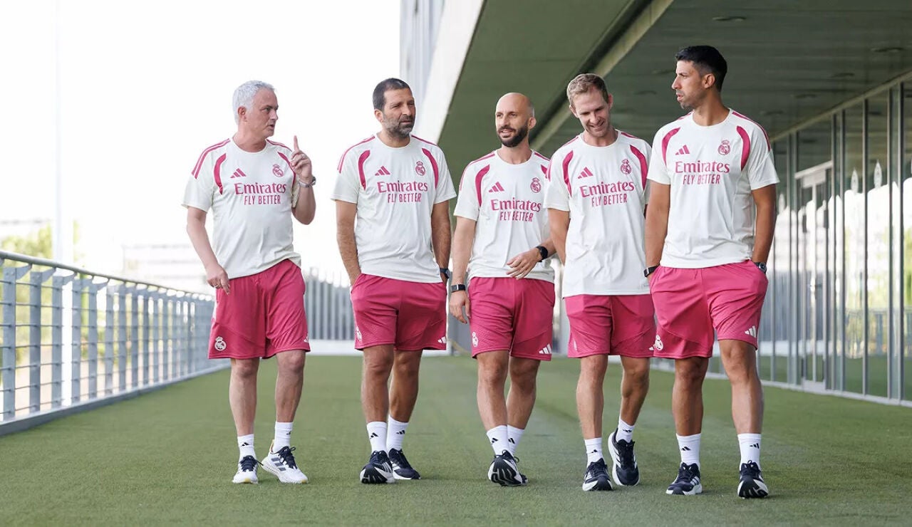 Mourinho acompa&ntilde;ado de su cuerpo t&eacute;cnico