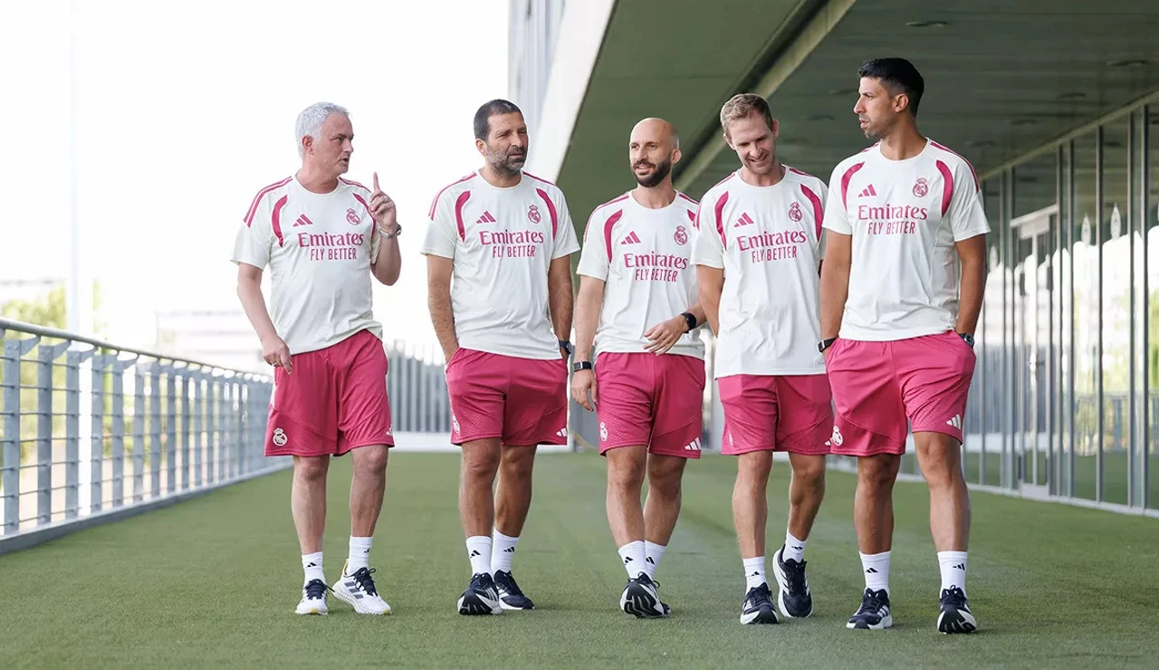 Mourinho acompañado de su cuerpo técnico