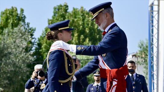 Leonor recibe la Gran Cruz del M&eacute;rito Aeron&aacute;utico en la entrega de despachos de la Academia Militar de San Javier 