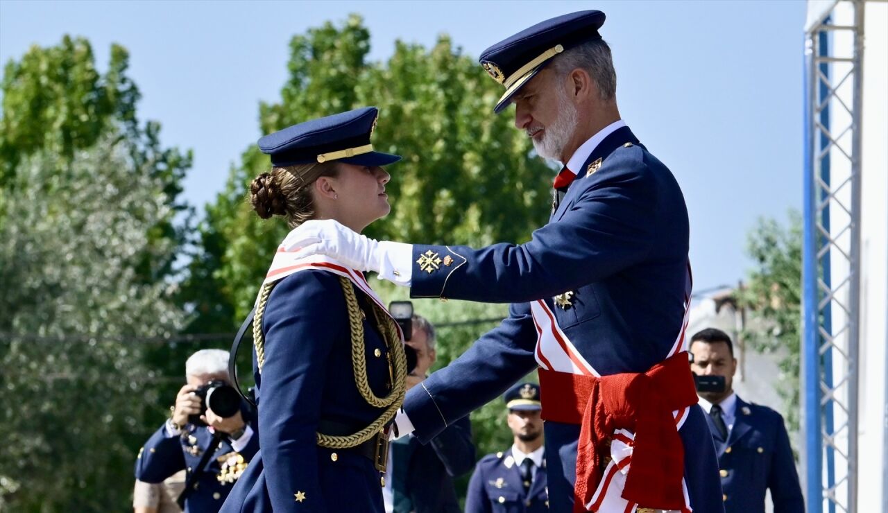 Leonor recibe la Gran Cruz del M&eacute;rito Aeron&aacute;utico en la entrega de despachos de la Academia Militar de San Javier 