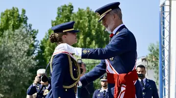 Leonor recibe la Gran Cruz del Mérito Aeronáutico en la entrega de despachos de la Academia Militar de San Javier Leonor recibe la Gran Cruz del Mérito Aeronáutico en la entrega de despachos de la Academia Militar de San Javier