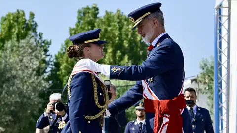 Leonor recibe la Gran Cruz del Mérito Aeronáutico en la entrega de despachos de la Academia Militar de San Javier Leonor recibe la Gran Cruz del Mérito Aeronáutico en la entrega de despachos de la Academia Militar de San Javier