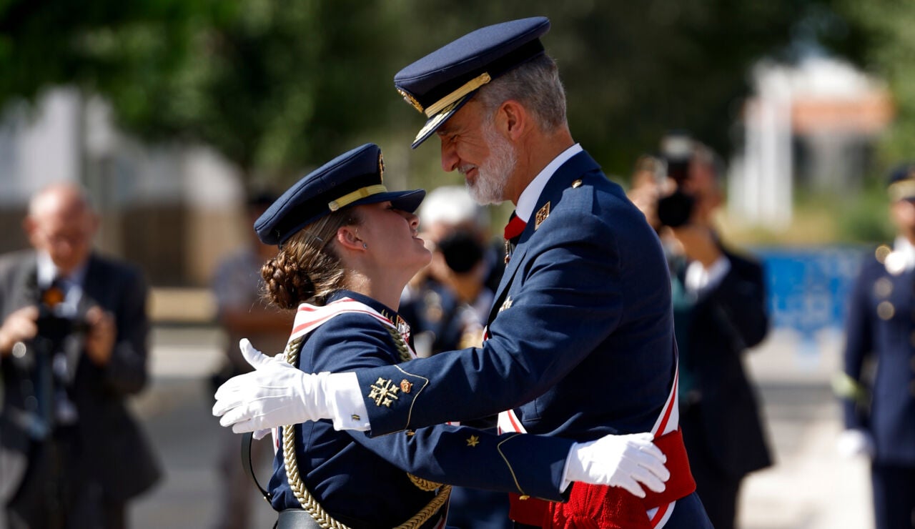 El abrazo entre la princesa Leonor y el rey Felipe