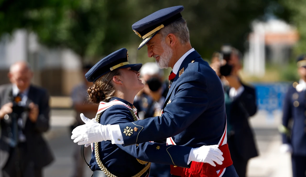El abrazo entre la princesa Leonor y el rey Felipe