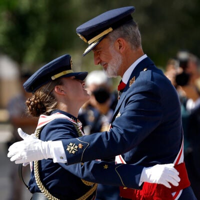 El abrazo entre la princesa Leonor y el rey Felipe