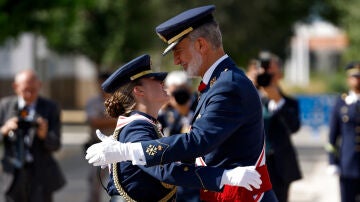 El abrazo entre la princesa Leonor y el rey Felipe