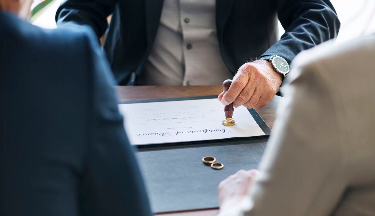 Pareja firmando el divorcio
