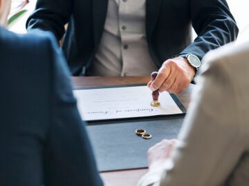 Pareja firmando el divorcio
