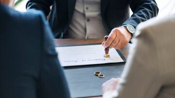Pareja firmando el divorcio