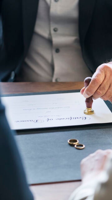 Pareja firmando el divorcio