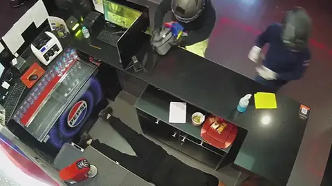 Detenido uno de los presuntos autores de un violento robo en un salón de juegos en Granada Detenido uno de los presuntos autores de un violento robo en un salón de juegos en Granada