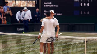 Jannik Sinner y Novak Djokovic se saludan tras el partido