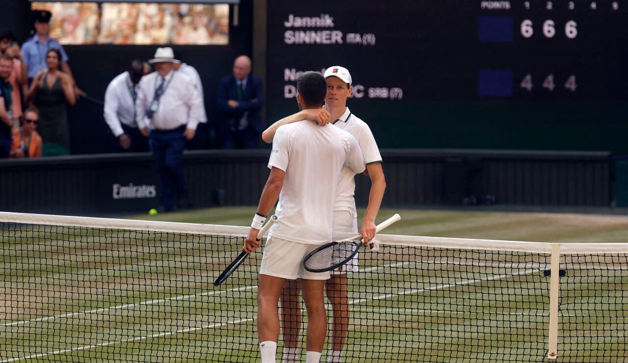 Jannik Sinner y Novak Djokovic se saludan tras el partido