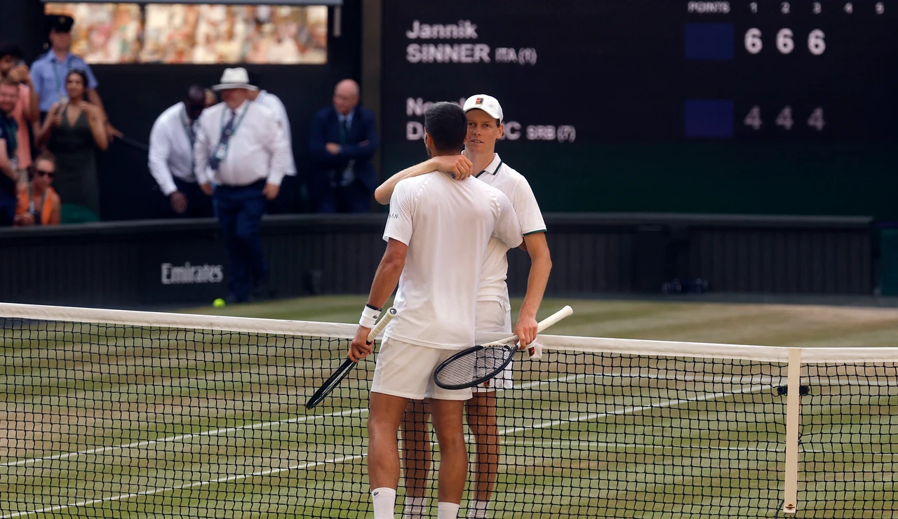 Jannik Sinner y Novak Djokovic se saludan tras el partido