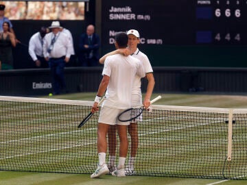 Jannik Sinner y Novak Djokovic se saludan tras el partido