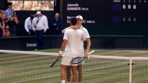 Jannik Sinner y Novak Djokovic se saludan tras el partido