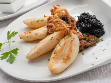 chipirones pelayo con falso arroz negro 