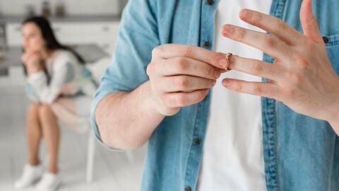 Hombre quitándose el anillo de casado