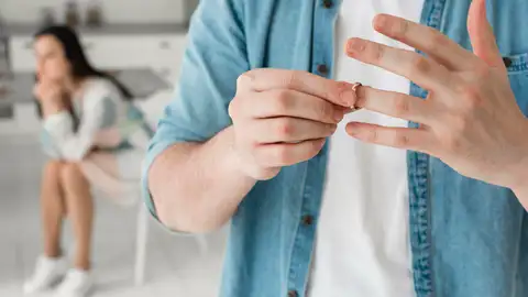 Hombre quitándose el anillo de casado Hombre quitándose el anillo de casado