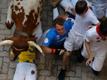 Los toros de la ganader&iacute;a gaditana de La Palmosilla durante el sexto encierro de los Sanfermines 2026