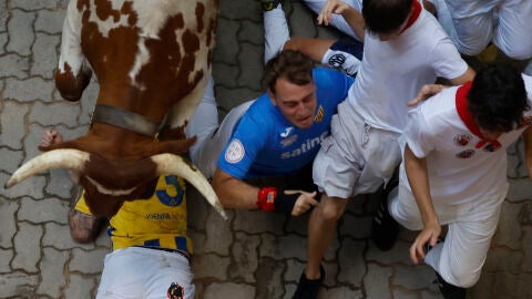 Los toros de la ganader&iacute;a gaditana de La Palmosilla durante el sexto encierro de los Sanfermines 2026