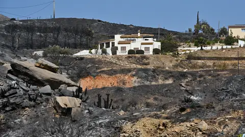 Restos de vehículos calcinados en el municipio almeriense de Béda, este sábado. Restos de vehículos calcinados en el municipio almeriense de Béda, este sábado.