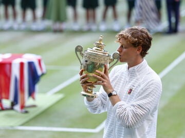 Jannik Sinner besa el trofeo de Wimbledon tras ganar a Zverev