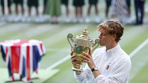 Jannik Sinner besa el trofeo de Wimbledon tras ganar a Zverev Jannik Sinner besa el trofeo de Wimbledon tras ganar a Zverev