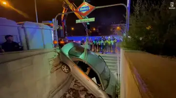 Un coche se empotra en el metro. Un coche se empotra en el metro.
