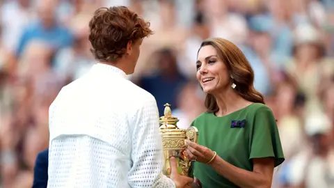 Kate Middleton dándole el premio a Jannik Sinner Kate Middleton dándole el premio a Jannik Sinner