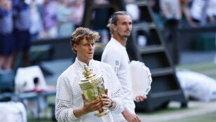 Jannik Sinner y Alexander Zverev tras la final de Wimbledon