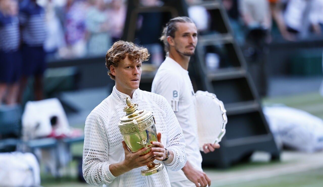 Jannik Sinner y Alexander Zverev tras la final de Wimbledon