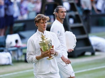 Jannik Sinner y Alexander Zverev tras la final de Wimbledon