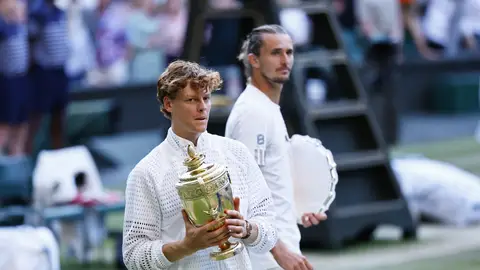 Jannik Sinner y Alexander Zverev tras la final de Wimbledon Jannik Sinner y Alexander Zverev tras la final de Wimbledon