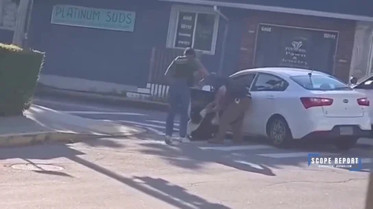 Así sacan al joven muerto del coche Así sacan al joven muerto del coche