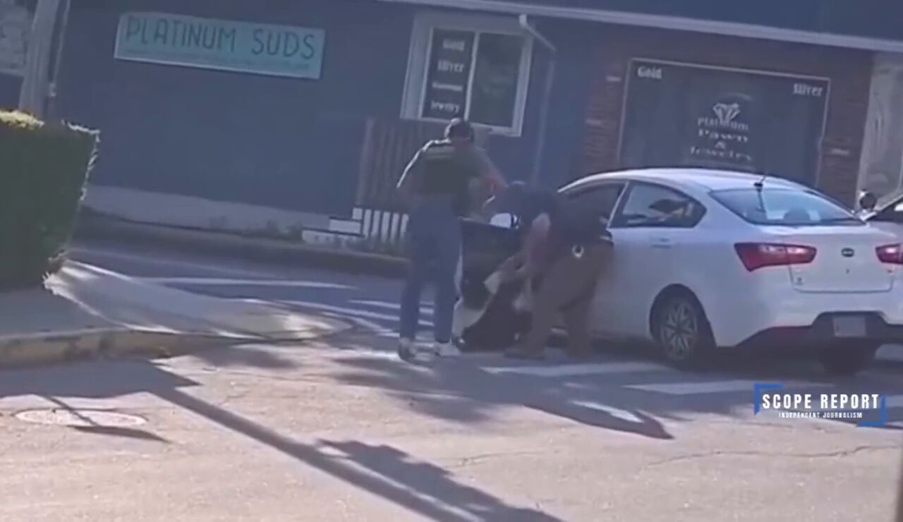 As&iacute; sacan al joven muerto del coche