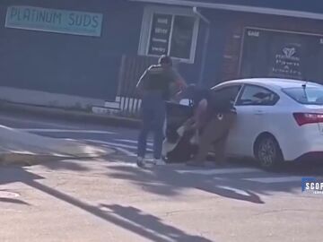 As&iacute; sacan al joven muerto del coche
