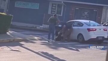 As&iacute; sacan al joven muerto del coche