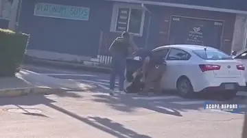 Así sacan al joven muerto del coche Así sacan al joven muerto del coche