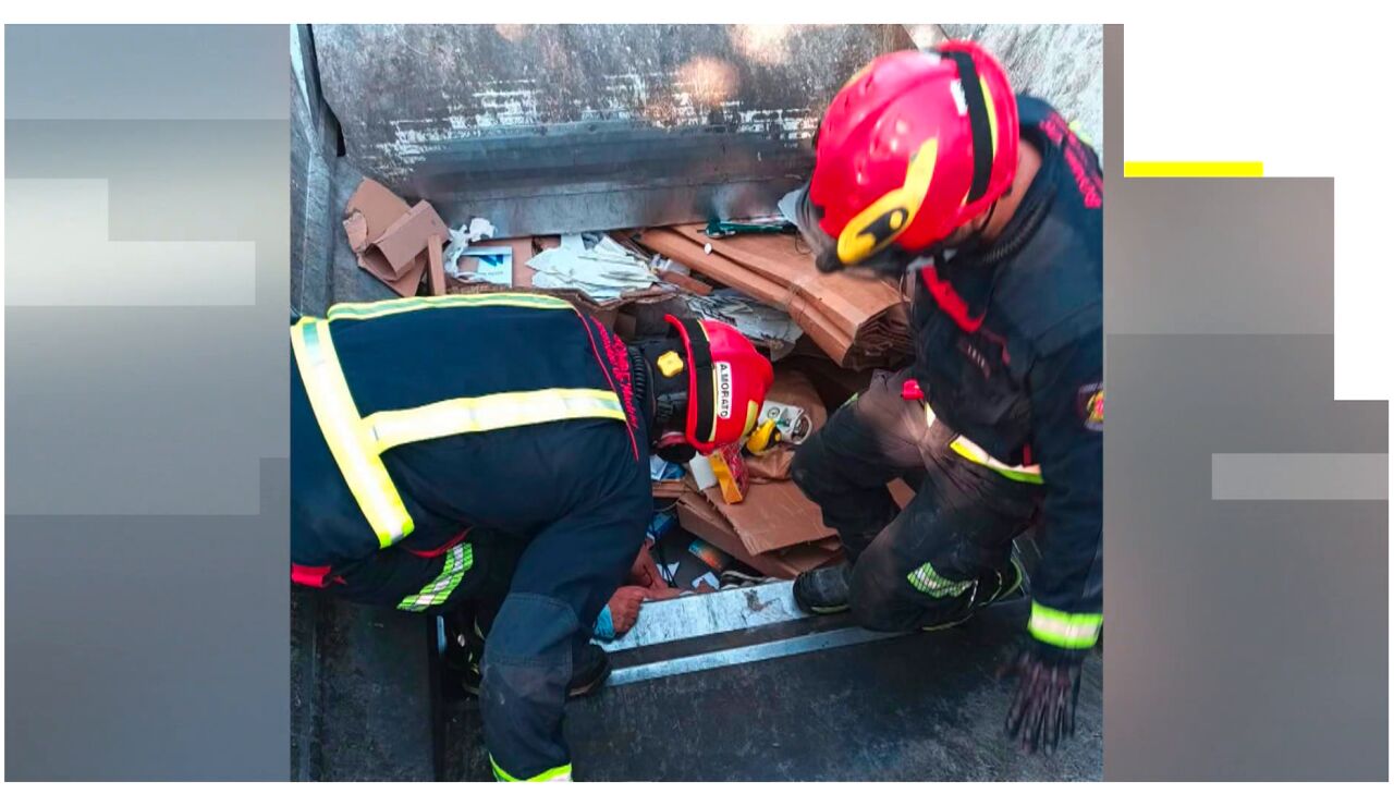 Los servicios de emergencia rescatan a una mujer tras o&iacute;r sus gritos dentro del cami&oacute;n de basura.