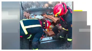 Los servicios de emergencia rescatan a una mujer tras oír sus gritos dentro del camión de basura. Los servicios de emergencia rescatan a una mujer tras oír sus gritos dentro del camión de basura.