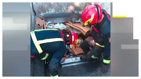 Los servicios de emergencia rescatan a una mujer tras oír sus gritos dentro del camión de basura. Los servicios de emergencia rescatan a una mujer tras oír sus gritos dentro del camión de basura.