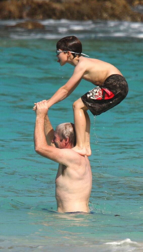 Homer Gere y su padre Richard Gere en la playa