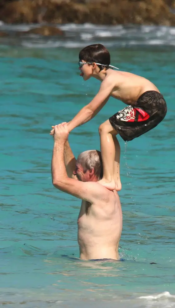 Homer Gere y su padre Richard Gere en la playa Homer Gere y su padre Richard Gere en la playa