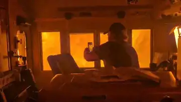 Pasajeros atrapados en un tren por un incendio en Ontario, Canadá Pasajeros atrapados en un tren por un incendio en Ontario, Canadá