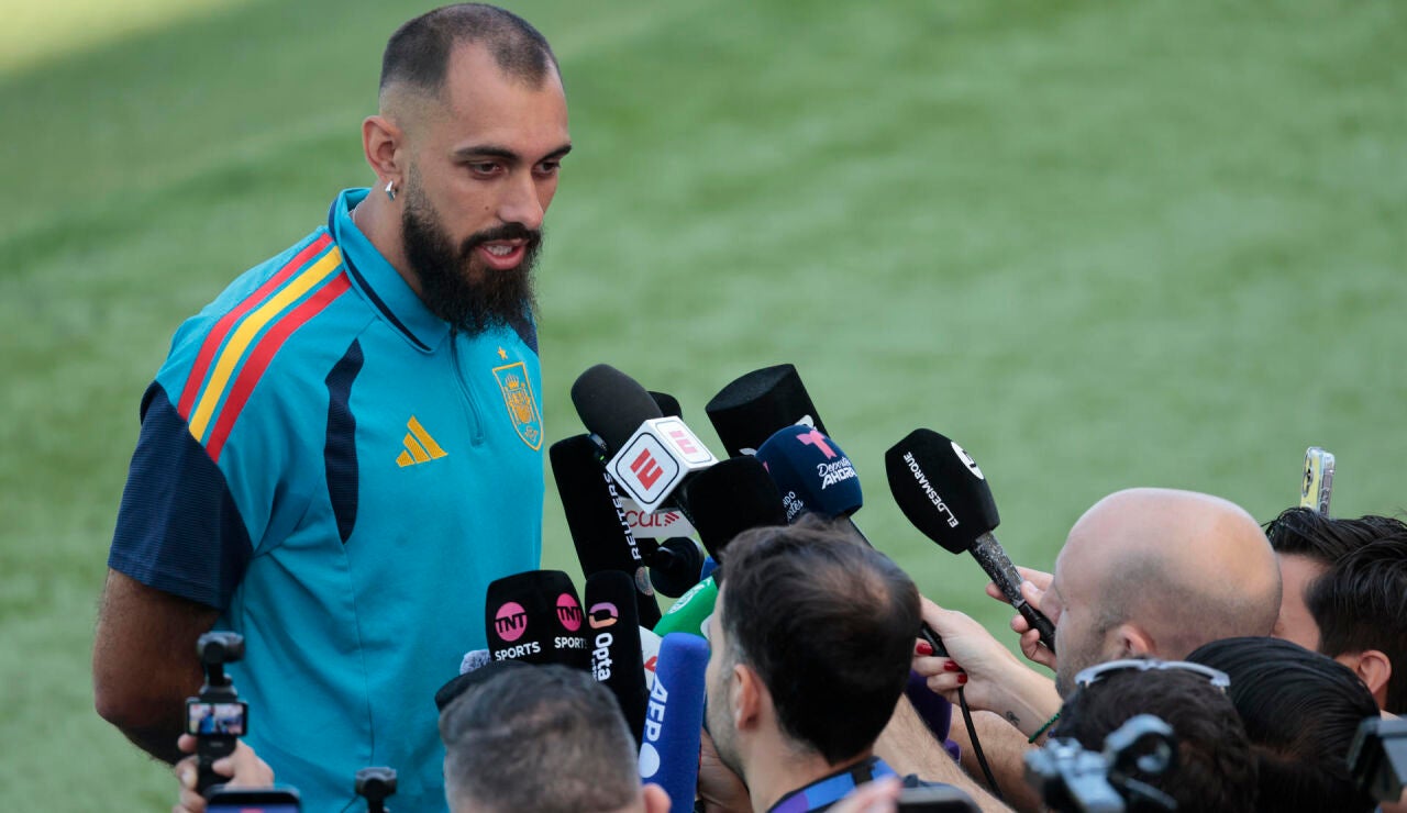 Borja Iglesias atiende a los medios antes de la gran final